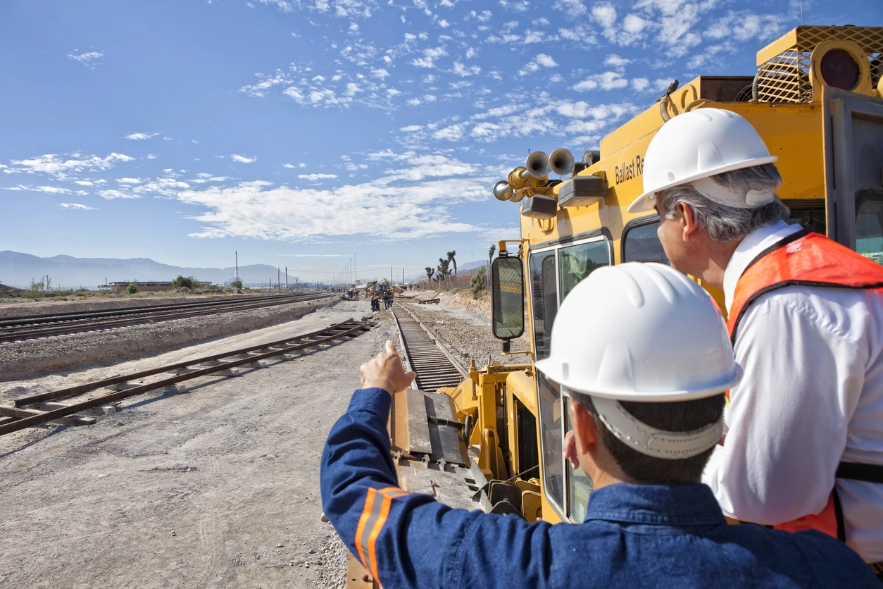 Personen und Maschinen am Gleisbau