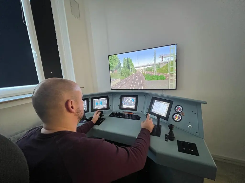 Mann am Fahrsimulator